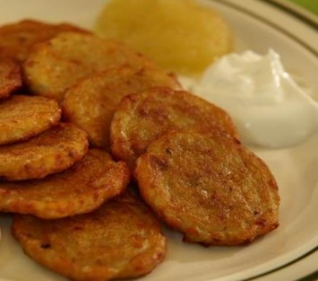 Potato-Pancakes-w-sour-cream